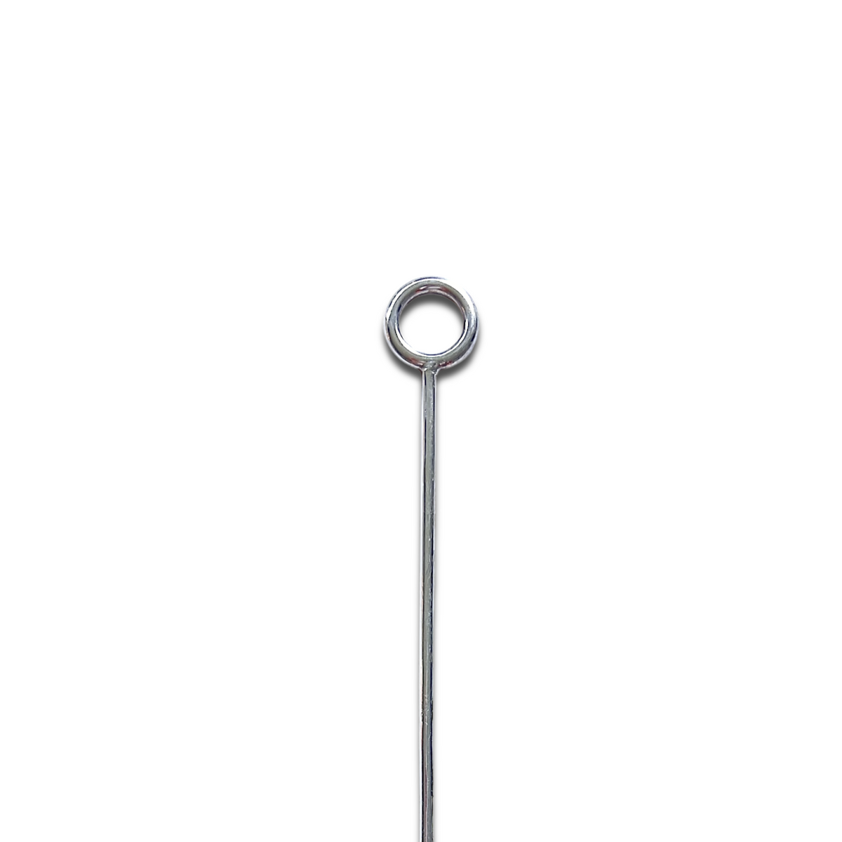 A 洗練された, シルバー-plated pick from JAREDJAMIN BarwareとMore シルバー It's Five o' Clock Cocktail Skewers Set, 特徴とする a small circular loop at top—an エレガント accessoryのためのcocktail hourまたはparty supplies against a 白い背景.