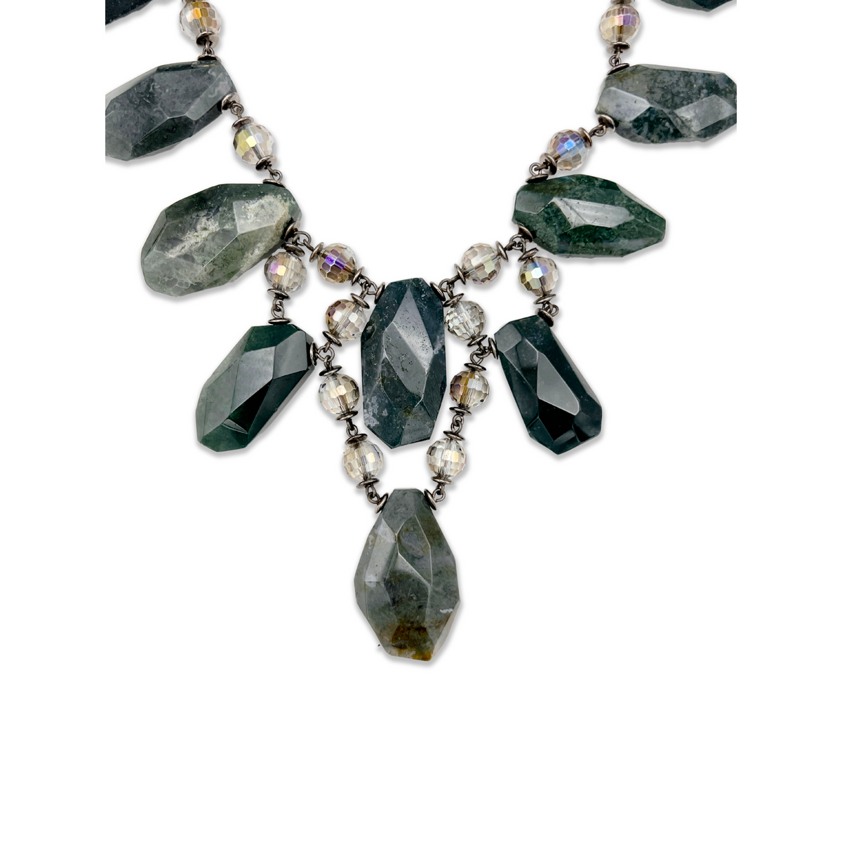 Los Versailles Vixen Jasper collar de JAREDJAMIN Joyería Online showcases large faceted green Jasper stones en un triangular design con iridescent cristal beads, all wire-wrapped in dark metal for an elegante, audaz look.