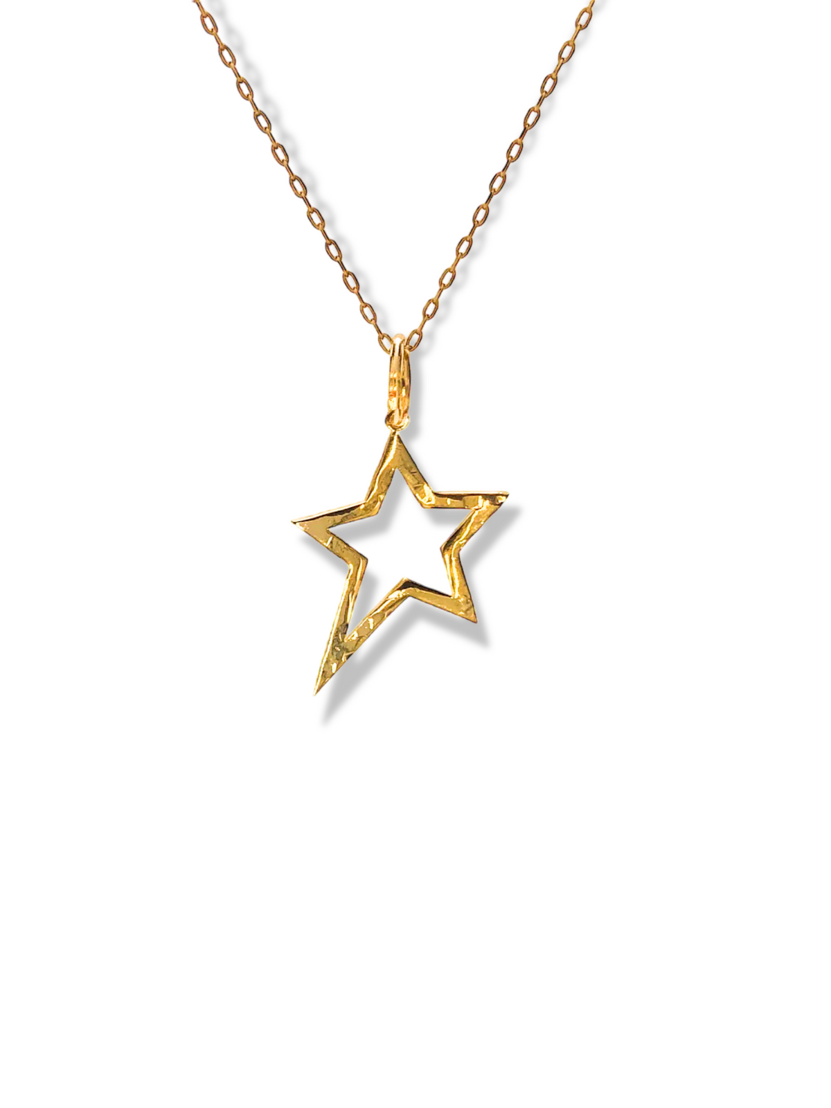 Los oro Shooting Star colgante dije sm de JAREDJAMIN Joyería Online features a delicado 18K oro plated thin cadena y a hollow, hammered five-pointed star colgante para un stylish, reflective finish.