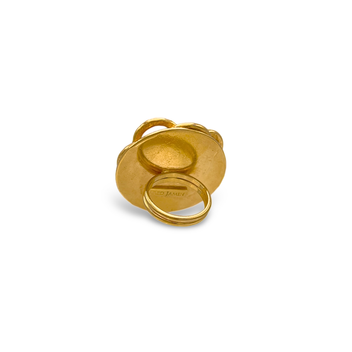 A ゴールド Santorini Rose リング ブローチ JAREDJAMINの ジュエリーオンライン is shown from back, displaying its ラウンド base, pin clasp, attached loop,とan engraved "AED JAMIL" label—all set against a plain 白い背景.