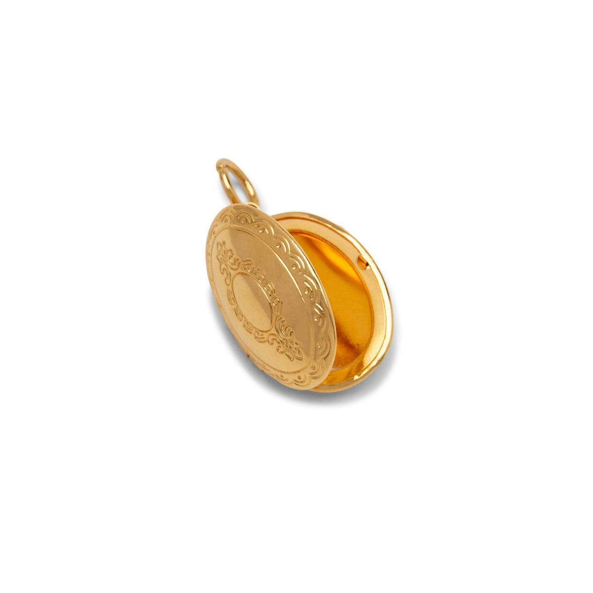 Los oro Edwardian collar colgante Locket de JAREDJAMIN Joyería Online features an intricately engraved oro oval design y opens to reveal a pulido 18K oro Plate interior, shown empty against a plain fondo blanco.