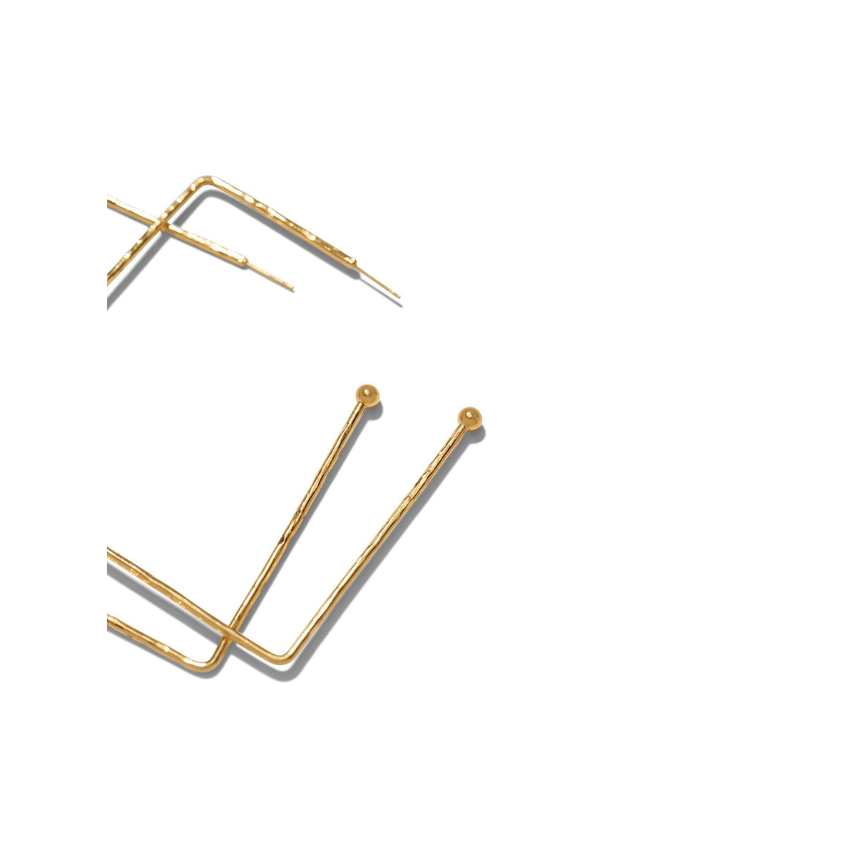 gros plan of or Squaretastic créole Post boucles d'oreilles par JAREDJAMIN Bijoux en Ligne, crafted avec durable 18K or plate pour un never-tarnish finish. Positioned diagonally on white, their minimal design adds effortless elegance to any look.