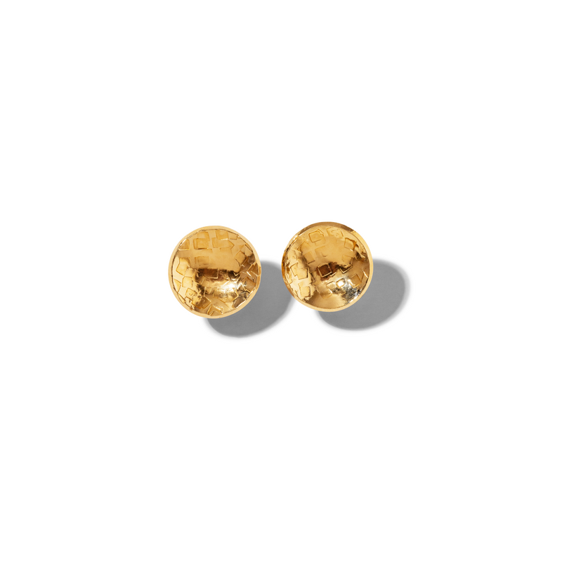 Los Buttercup texturizado pendiente de botón Post pendientes de JAREDJAMIN Joyería Online presentan a round, concave shape in 18K bañado en oro brass con a hammered texture that highlights their brillante, reflective finish against a fondo blanco.