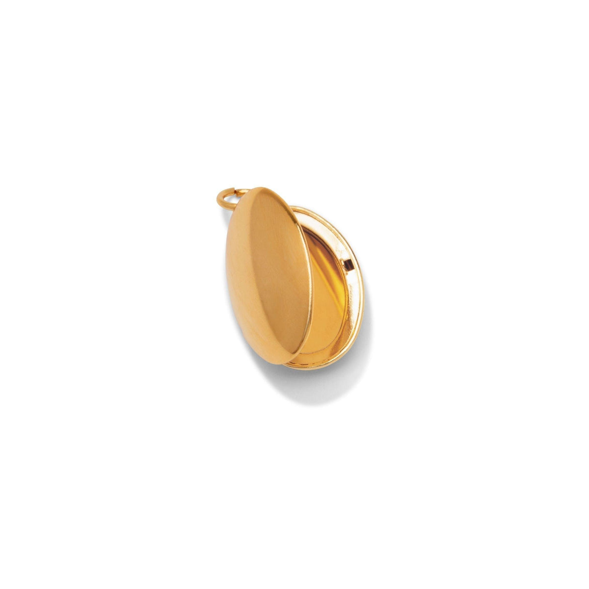 Los oro Smooth collar colgante Locket de JAREDJAMIN Joyería Online features an 18K oro plate finish, a smooth unadorned surface, y a small loop for attaching to a cadena. Shown open sobre un fondo blanco, it reveals its empty interior.