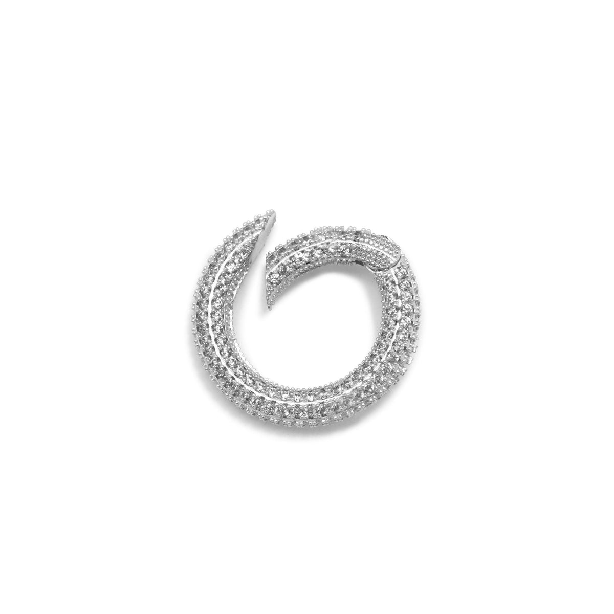 Los JAREDJAMIN Joyería Online plata Circular Pavé Clicker Clasp features a sparkling plata design con rows of shimmering cubic zirconia gemstones, creating a luxurious, intricate texture against a fondo blanco.