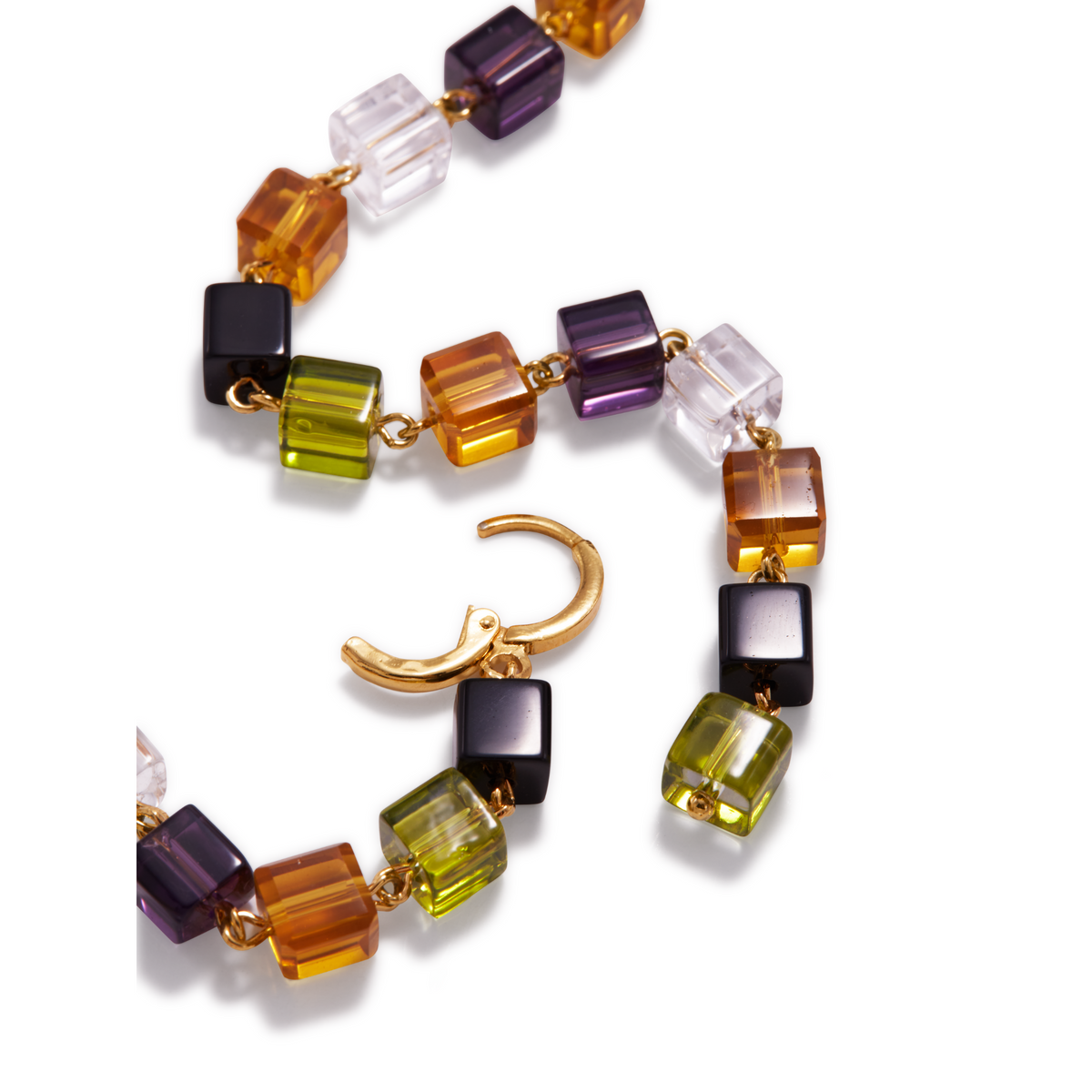 Un primer plano of the Auburn Building Block colgante pendientes de JAREDJAMIN Joyería Online, con colorful cube beads in black, purple, amber, clear, y green linked by oro wire con a oro hook clasp against a fondo blanco.