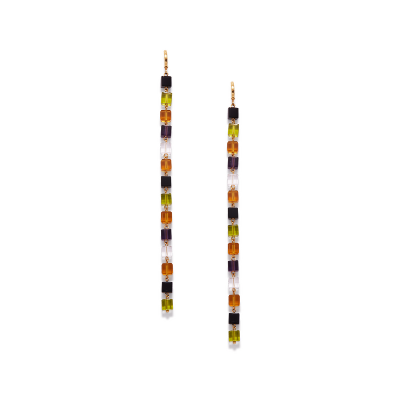 Los Auburn Building Block colgante pendientes de JAREDJAMIN Joyería Online presentan stacked transparent y colored cubes—black, amber, purple, y green—on 18K oro plated lever backs para un modern, glossy geometric look inspirado en childhood toy blocks.