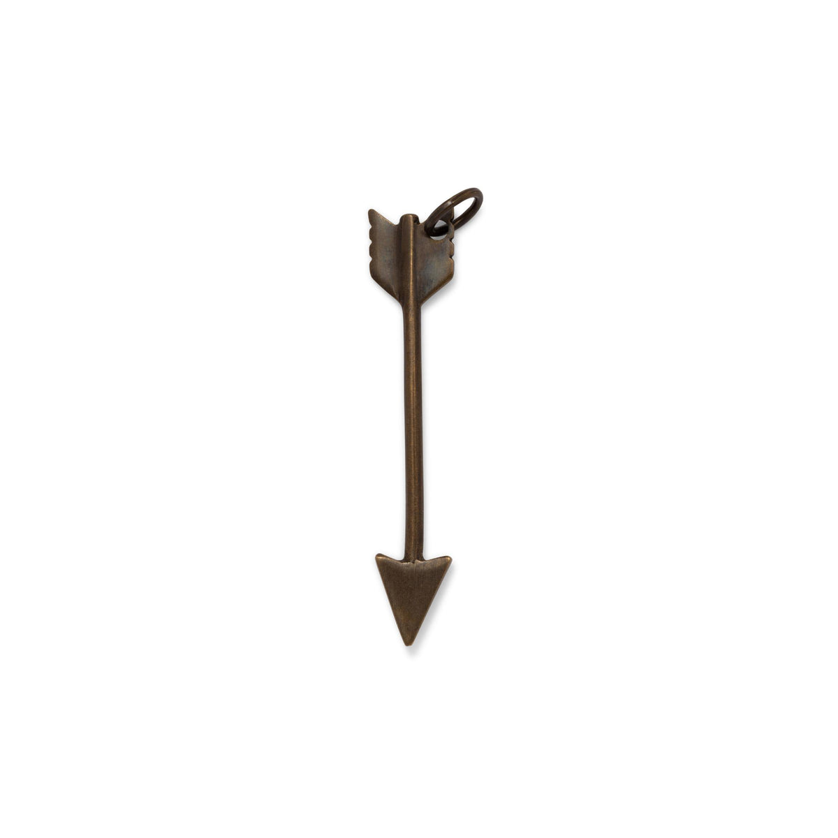 Los Antique Arrow collar colgante dije de JAREDJAMIN Joyería Online features a bronze-tone downward-pointing arrow con a triangular tip, feathered tail, y top loop for chains or as a colgante, shown against a plain fondo blanco.