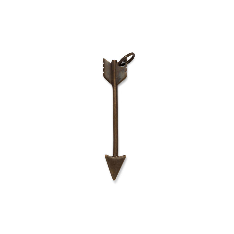 Les Antique Arrow collier pendentif breloque par JAREDJAMIN Bijoux en Ligne features a bronze-tone downward-pointing arrow avec a triangular tip, feathered tail, et top loop for chains or as a pendentif, shown against a plain fond blanc.