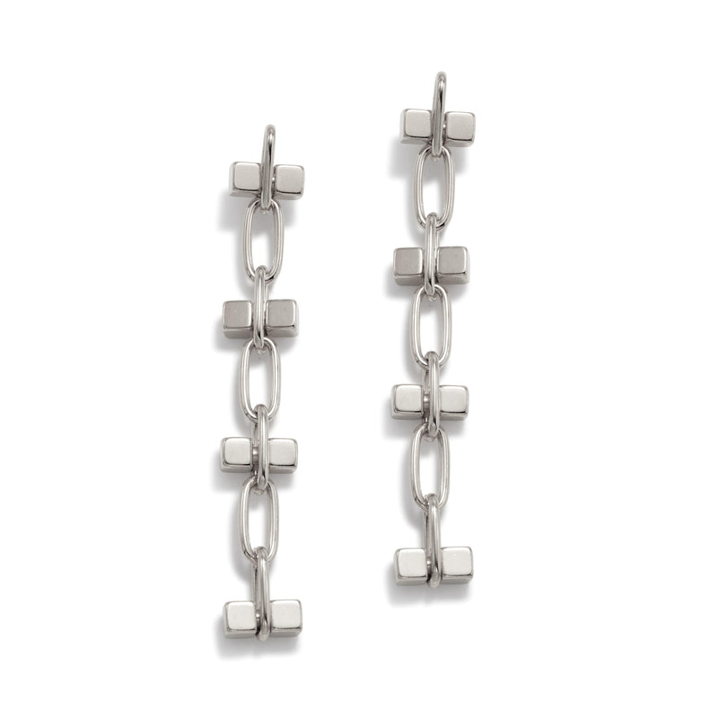 Les argent Blockbuster 4 Block boucles d'oreilles par JAREDJAMIN Bijoux en Ligne présentent argent-plated brass avec a geometric chaîne of three oval links et rectangular bars, creating a modern look that stands out against a fond blanc.
