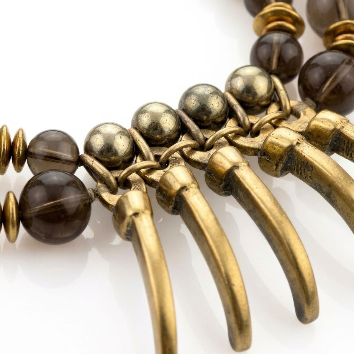 Los Valkyrie piedra preciosa collar features metallic oro claws, smoky quartz beads, y oro links en un symmetrical design. Materials: brushed oro, natural quartz. Origin: West Hollywood. JAREDJAMIN Essential—Artisanal, Sustainable, Signature Texture.