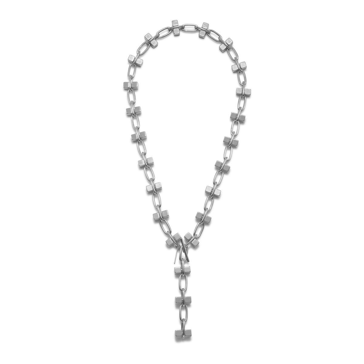 Los Blockbuster plata cadena Long collar de JAREDJAMIN Joyería Online features plata-plated rectangular links con evenly spaced cross dijes y a V-shaped colgante showcasing three hanging crosses at the center.