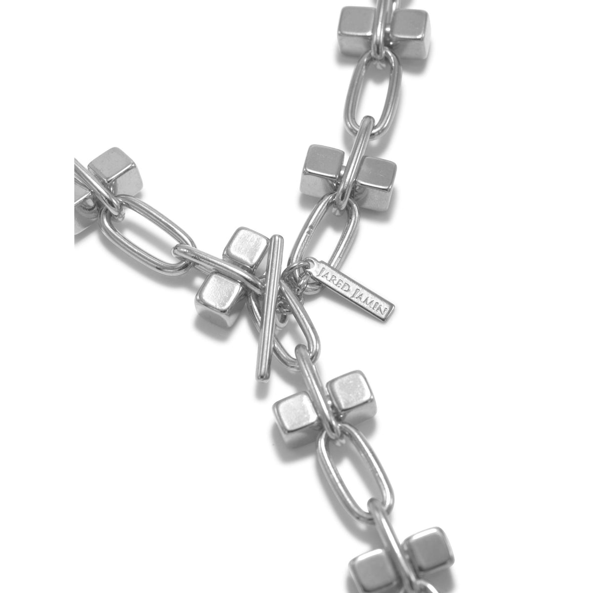 primer plano of the Blockbuster plata cadena Long collar de JAREDJAMIN Joyería Online, con chunky plata-plated brass rectangular links, square beads, y a pulido toggle clasp con an engraved "JARED JAMIN" tag.