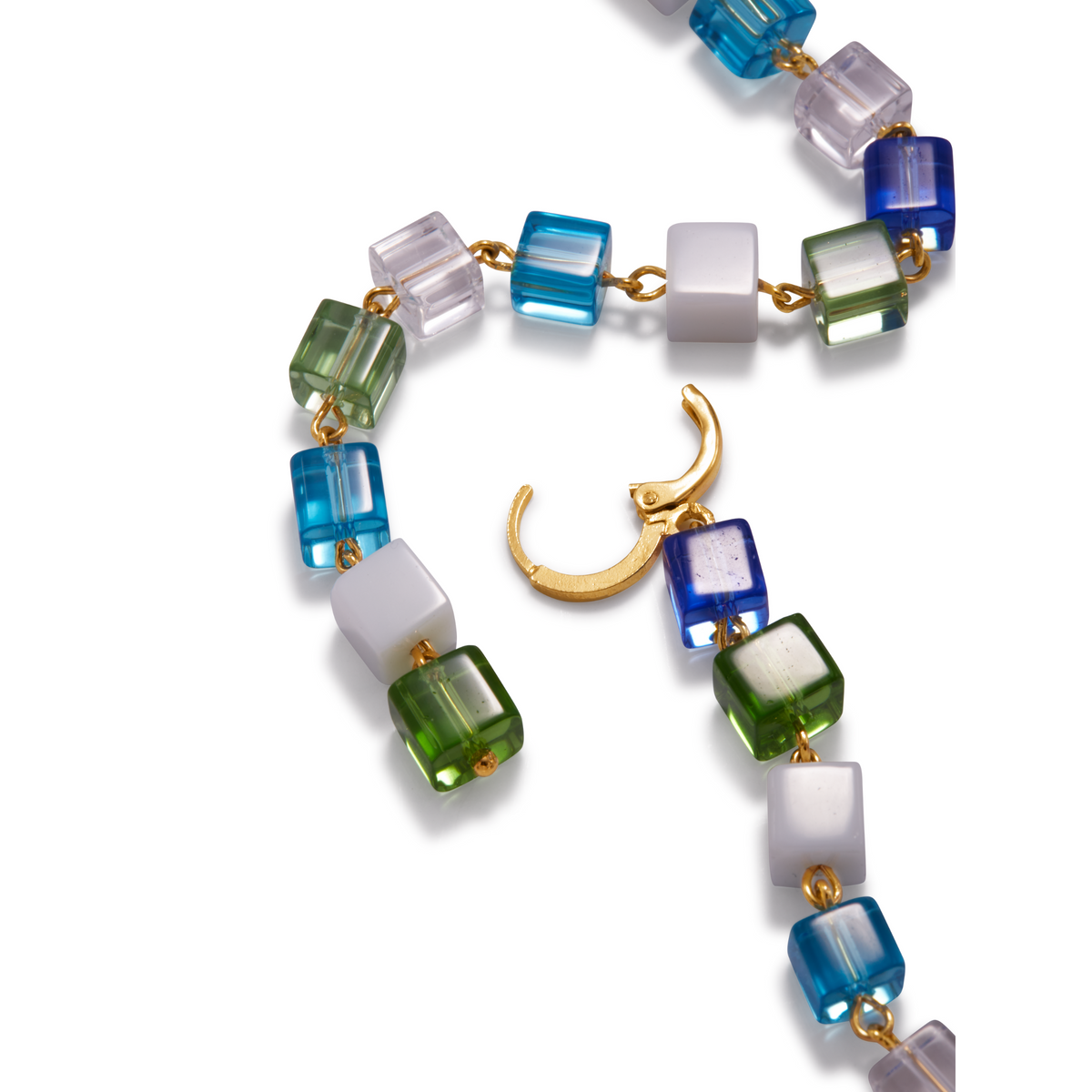 Un primer plano of JAREDJAMIN Joyería Online’s Blue Hue Building Block colgante pendientes, con blue glass y square green, white, y clear beads con a oro-toned crescent-shaped clasp, shown against a fondo blanco.