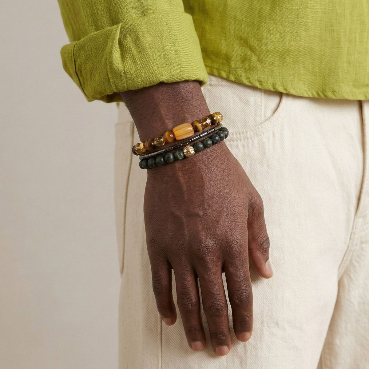 mannequin portant the Jared Jamin Cadence bracelet Set, showcasing the 8.5-inch stack of metallic Hematite, earthy mat Jasper, et faceted Chartreuse glass beads.