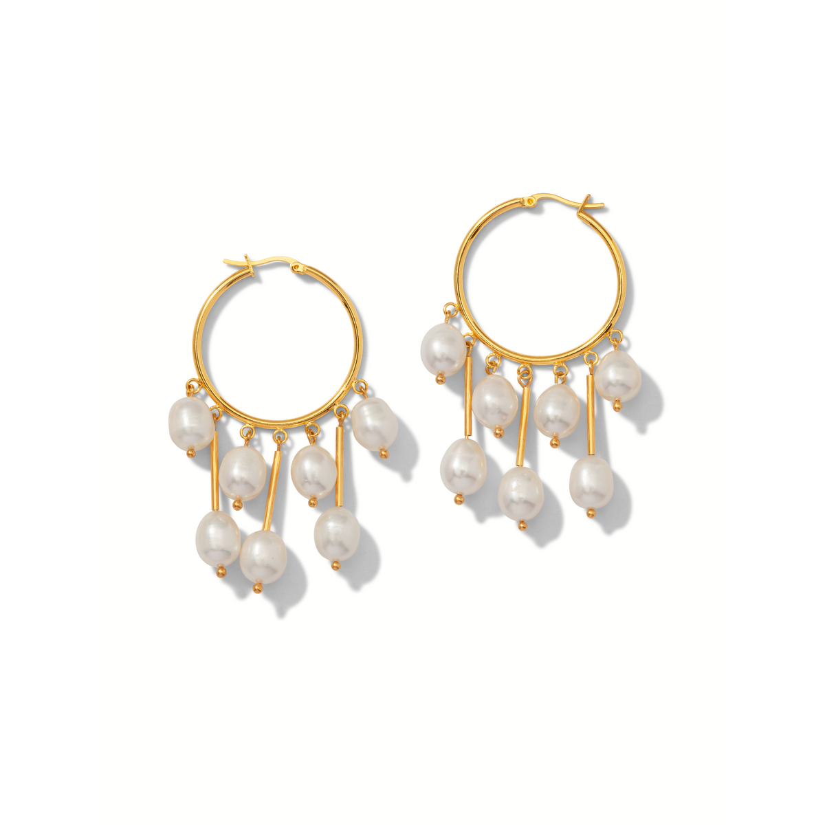 Les Daniela Dangle créole perle boucles d'oreilles par JAREDJAMIN Bijoux en Ligne présentent five Freshwater perles on plaqué or rods dans un fan design, avec a smooth, brillant finish that highlights their 3D form against a fond blanc.