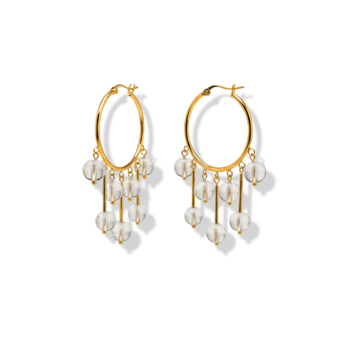 Les Daniela Dangle créole Quartz boucles d'oreilles par JAREDJAMIN Bijoux en Ligne présentent plaqué or créoles avec five strands of clear quartz beads, creating a chandelier imposant style. Perfect for adding sparkle to any look.
