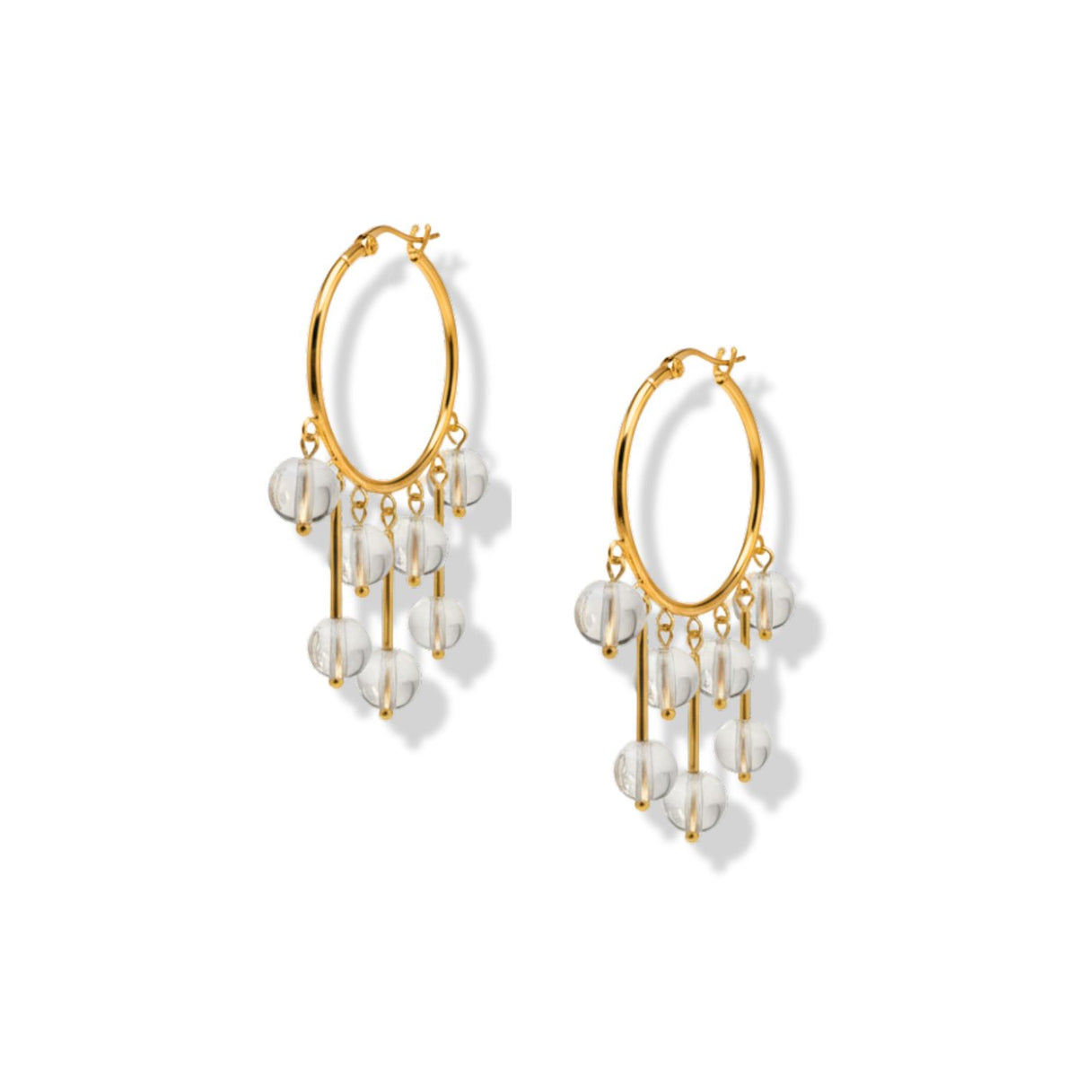 Les Daniela Dangle créole Quartz boucles d'oreilles par JAREDJAMIN Bijoux en Ligne présentent 18K plaqué or créoles avec five clear round quartz beads et or bars of varying lengths, adding élégant shine et soft shadows to any look.
