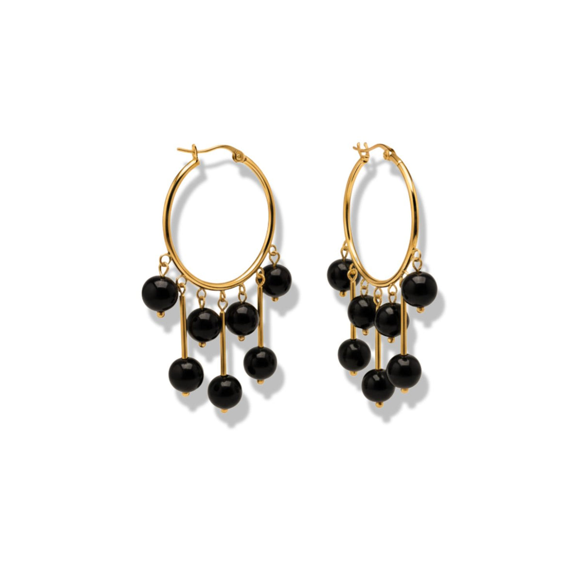 Les Daniela Dangle Onyx boucles d'oreilles par JAREDJAMIN Bijoux en Ligne présentent plaqué or créoles avec five black stone beads pendante at varying heights, shown against a fond blanc avec gentle shadows.