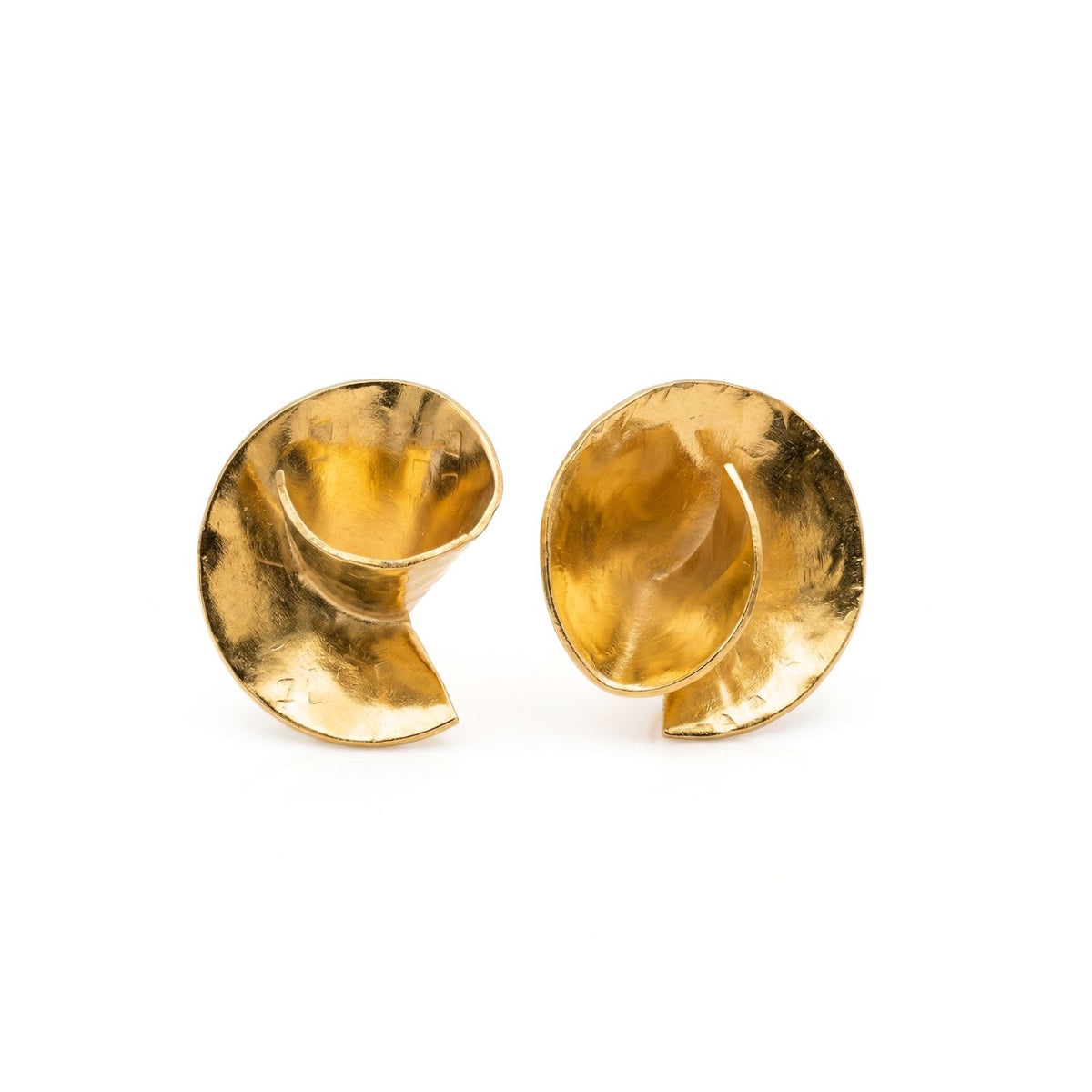 Hand-assembled in our West Hollywood studio, the Espiral Clip Earrings refract light with sculptural, 18k gold-plated spirals—each hammered for texture. Small-batch and eco-conscious. Style Note: punctuates both crisp button-downs and after-dark tailoring.