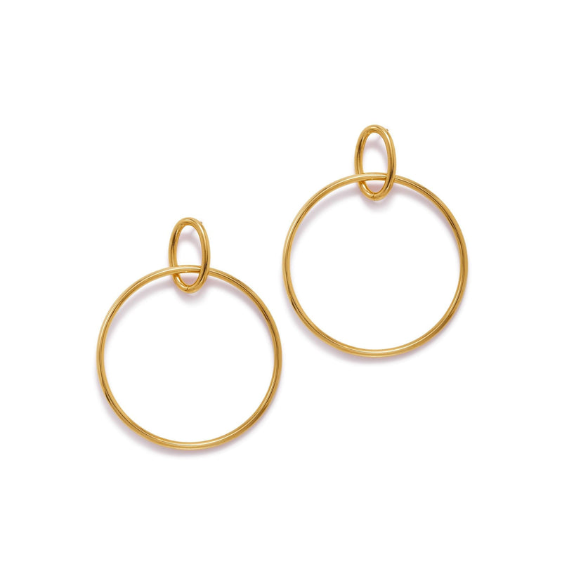 Los Everly Dangle aro Post pendientes de JAREDJAMIN Joyería Online presentan minimalist 18K oro plated aros con a small oval loop sobre un large circle, offering a sleek, modern look against a fondo blanco.