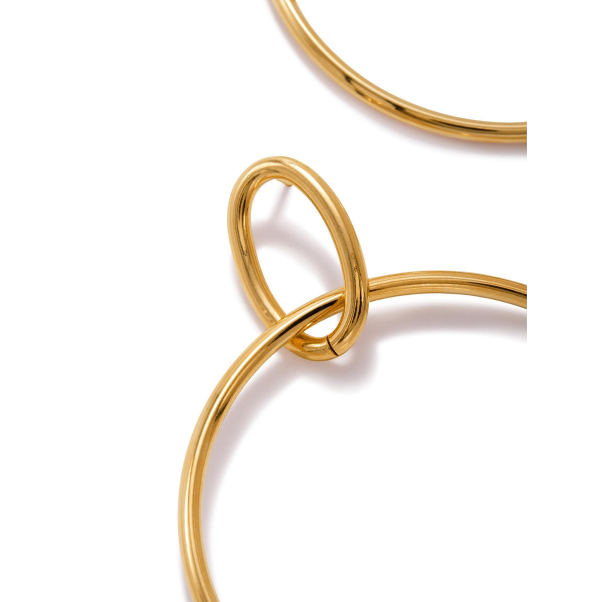 gros plan of JAREDJAMIN Bijoux en Ligne's Everly Dangle créole Post boucles d'oreilles: two 18K or plated créoles overlap sur un fond blanc, creating an abstract, minimalist interlocking design avec smooth metal et geometric shapes.