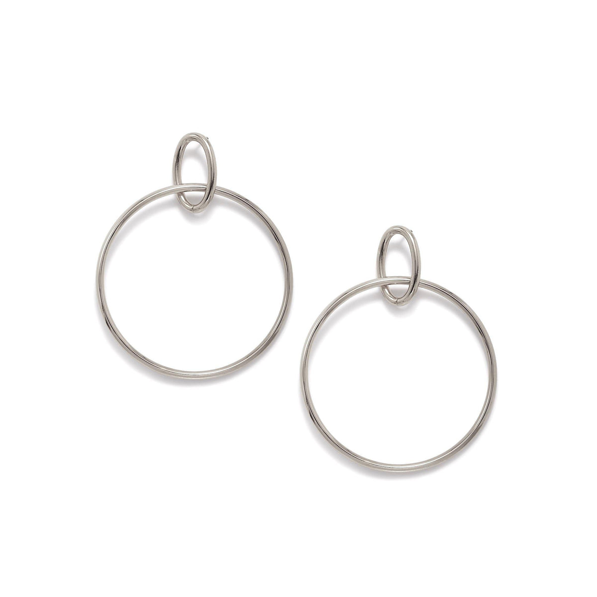 Les Everly Dangle créole Post boucles d'oreilles par JAREDJAMIN Bijoux en Ligne are montré sur a fond blanc, avec minimalist argent-plated brass créoles avec a thin circular design et a small oval loop for attachment.