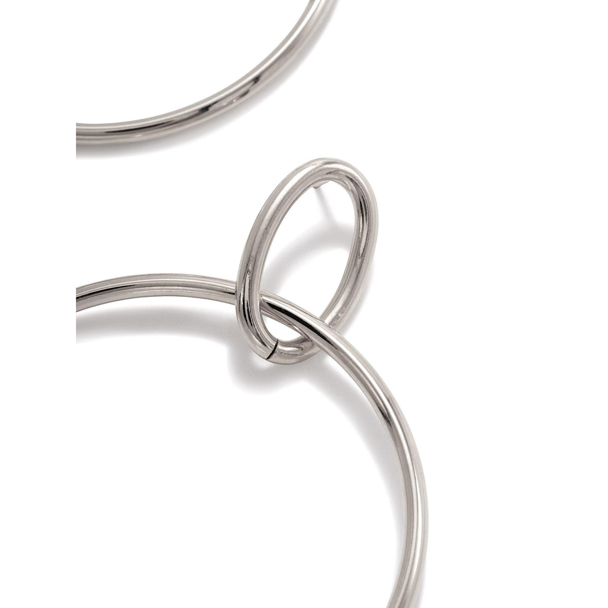 gros plan of Everly Dangle créole Post boucles d'oreilles par JAREDJAMIN Bijoux en Ligne, avec brillant, argent plated brass bagues. Un smaller bague is linked through a larger one for an interlocking, poli, et modern look sur un fond blanc.
