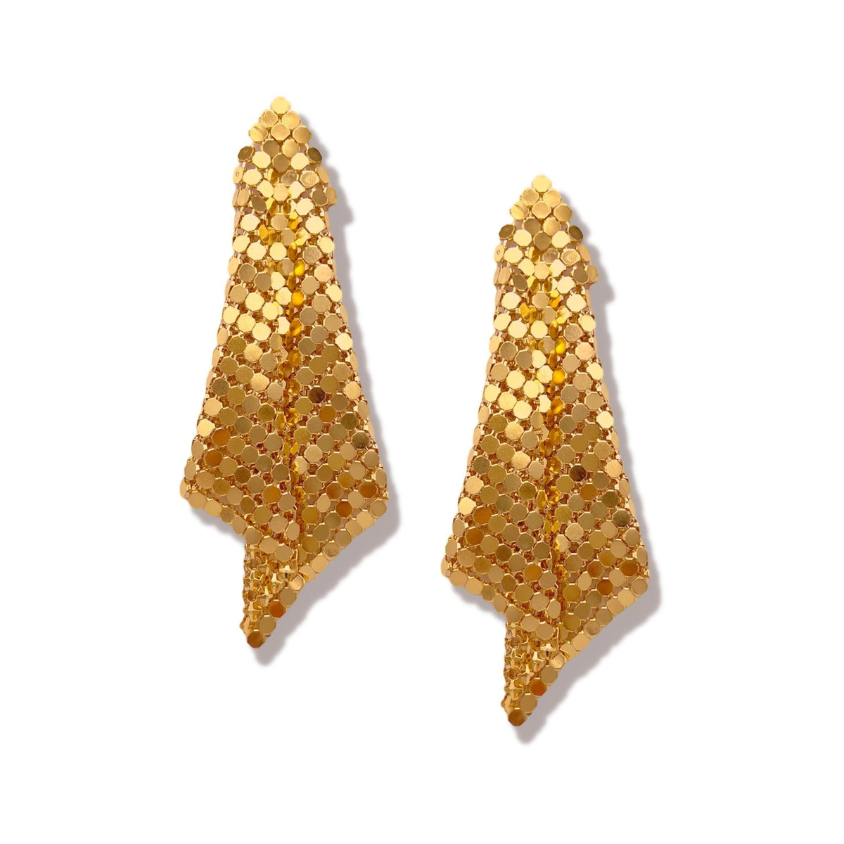 Los Fazzoletto Chainmail Post pendientes de JAREDJAMIN Joyería Online are oro-tone geometric colgante pendientes con overlapping brillante round discs en un curved triangular mesh, shown against a fondo blanco.