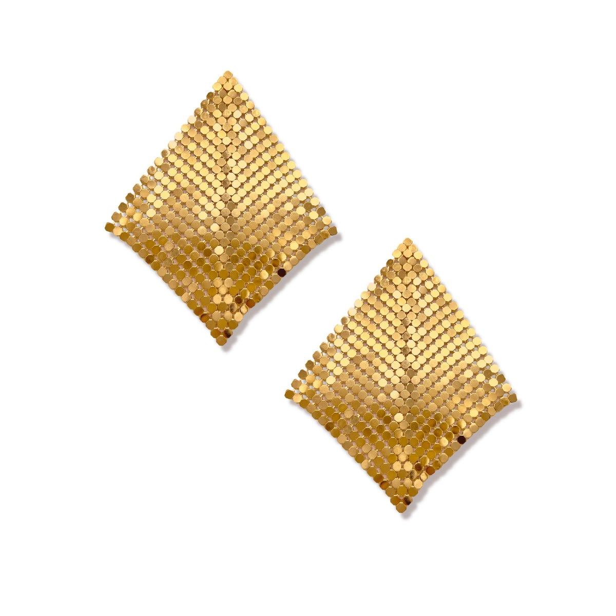Los Fazzoletto Chainmail Post pendientes de JAREDJAMIN Joyería Online presentan two diamante-shaped patches of brillante oro mesh discs en un grid pattern, set sobre un fondo blanco y slightly tilted para un dynamic, eye-catching effect.