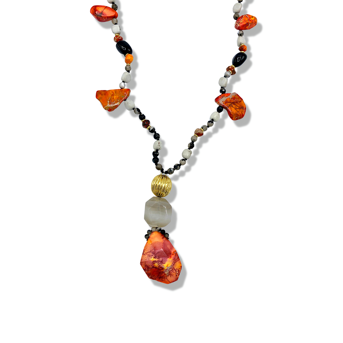 JAREDJAMIN Firestarter ネックレス is hand-knottedとirregular orange-レッド stones, ブラックとホワイト beads, a ゴールド bead,とa large orange-レッド ペンダント accented by a translucent ホワイト bead. 表示された a 白い背景.