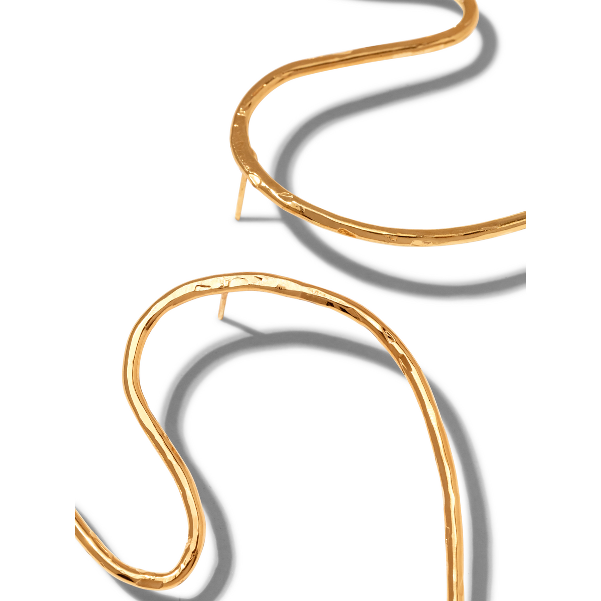 gros plan of JAREDJAMIN Bijoux en Ligne's or Large Fluttering Heart boucles d'oreilles. fait main avec 18K or plate, these abstract boucles d'oreilles présentent brillant, wavy loops that reflect light, creating a modern et élégant look against a fond blanc.