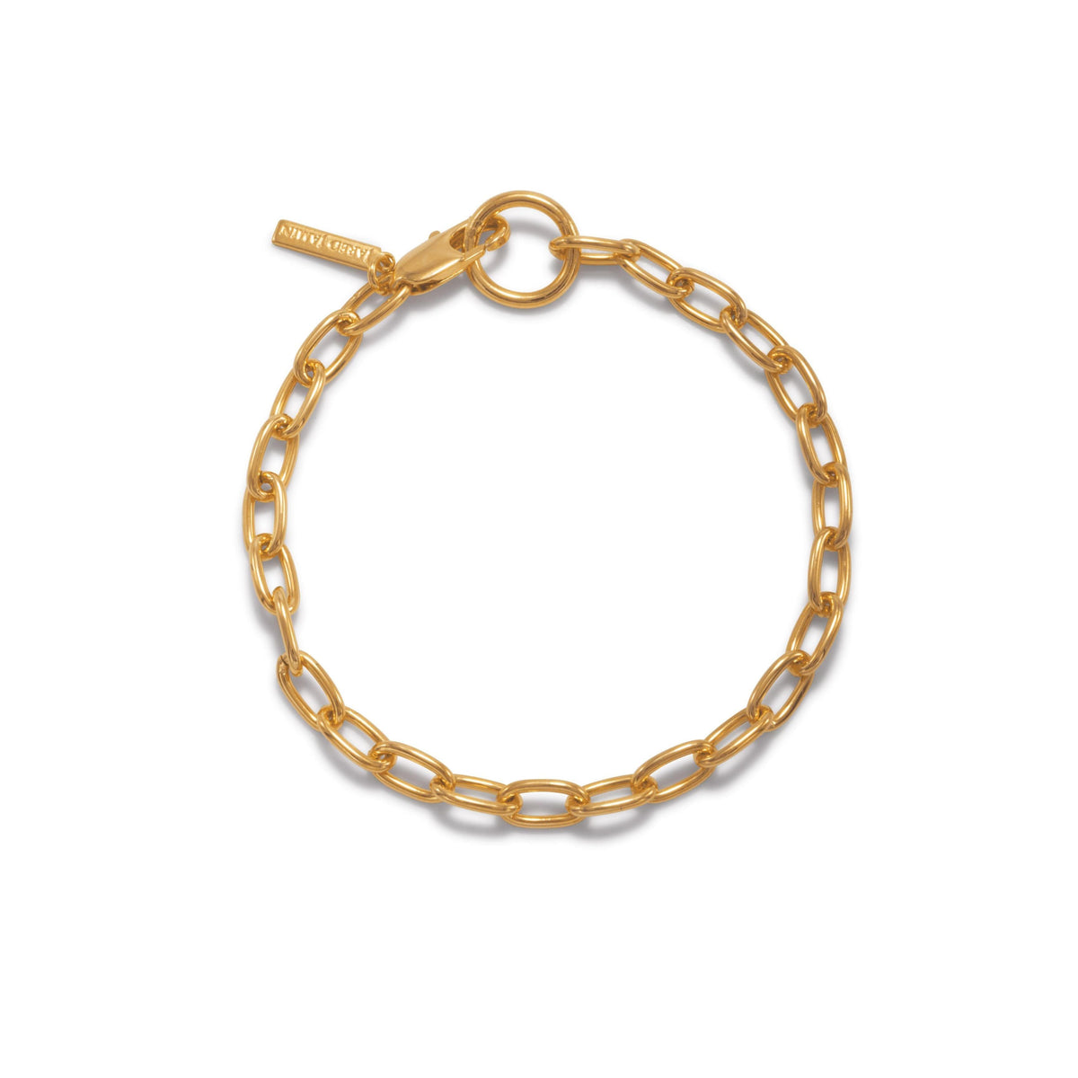 Los oro cadena Reaction pulsera de JAREDJAMIN Joyería Online features elongated oval links, a round clasp, y a rectangular engraved tag. Crafted in 18K bañado en oro metal, it’s scratch y tarnish resistant.