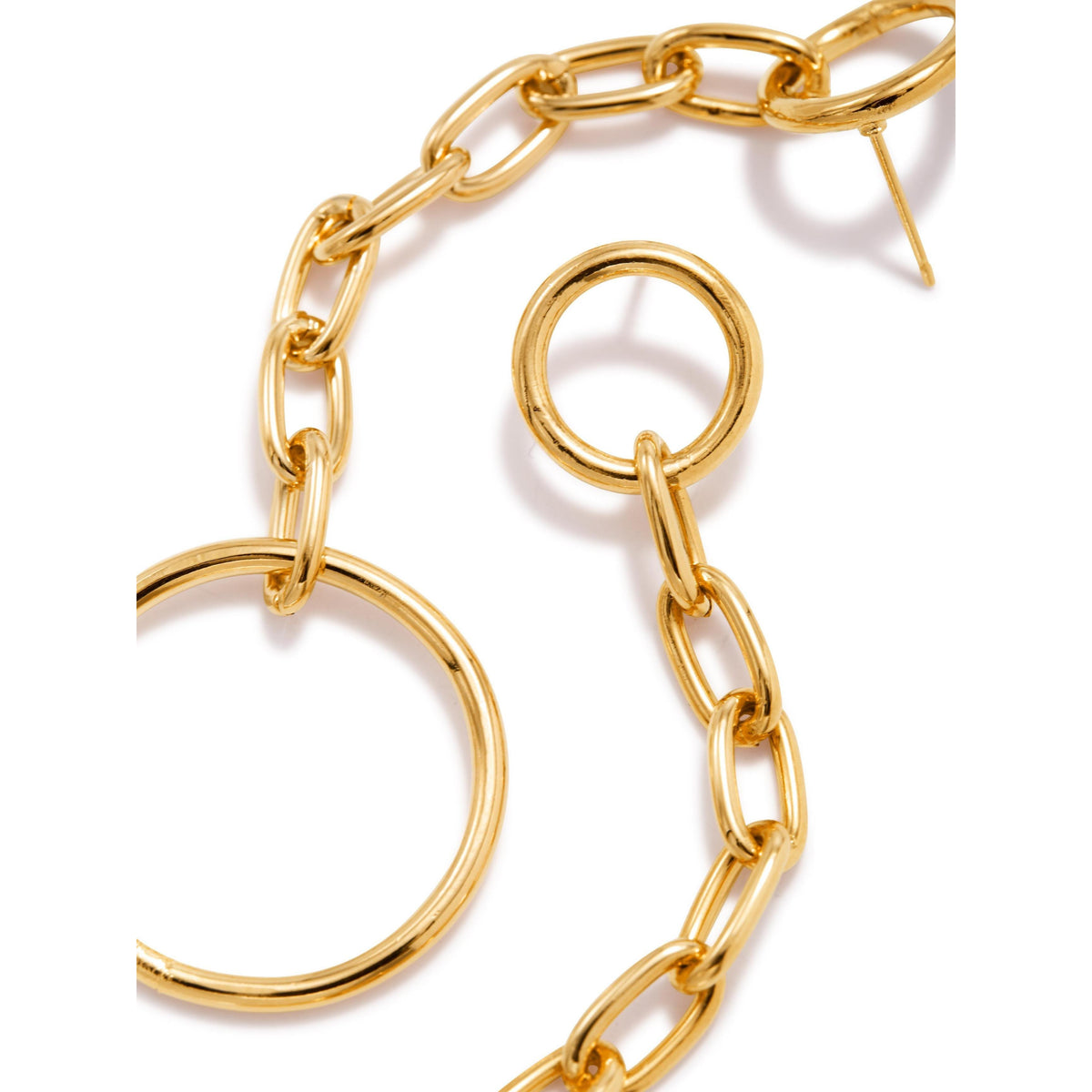 gros plan of JAREDJAMIN Bijoux en Ligne’s or chaîne Reaction pendante Post boucles d'oreilles avec 18K plaqué or medium oval links et two large round loops, showcased sur un fond blanc to highlight the shine et contemporary elegance.
