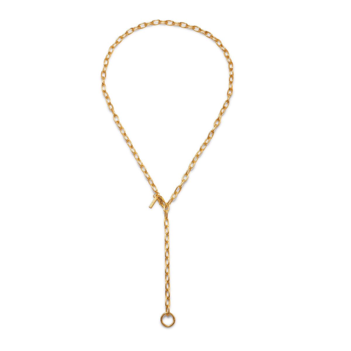 Los oro cadena Reaction collar de JAREDJAMIN Joyería Online features 18K bañado en oro elongated oval links en un lariat style con a circular anillo y colgante bar, finished con a lobster clasp. exhibido sobre a plain fondo blanco.