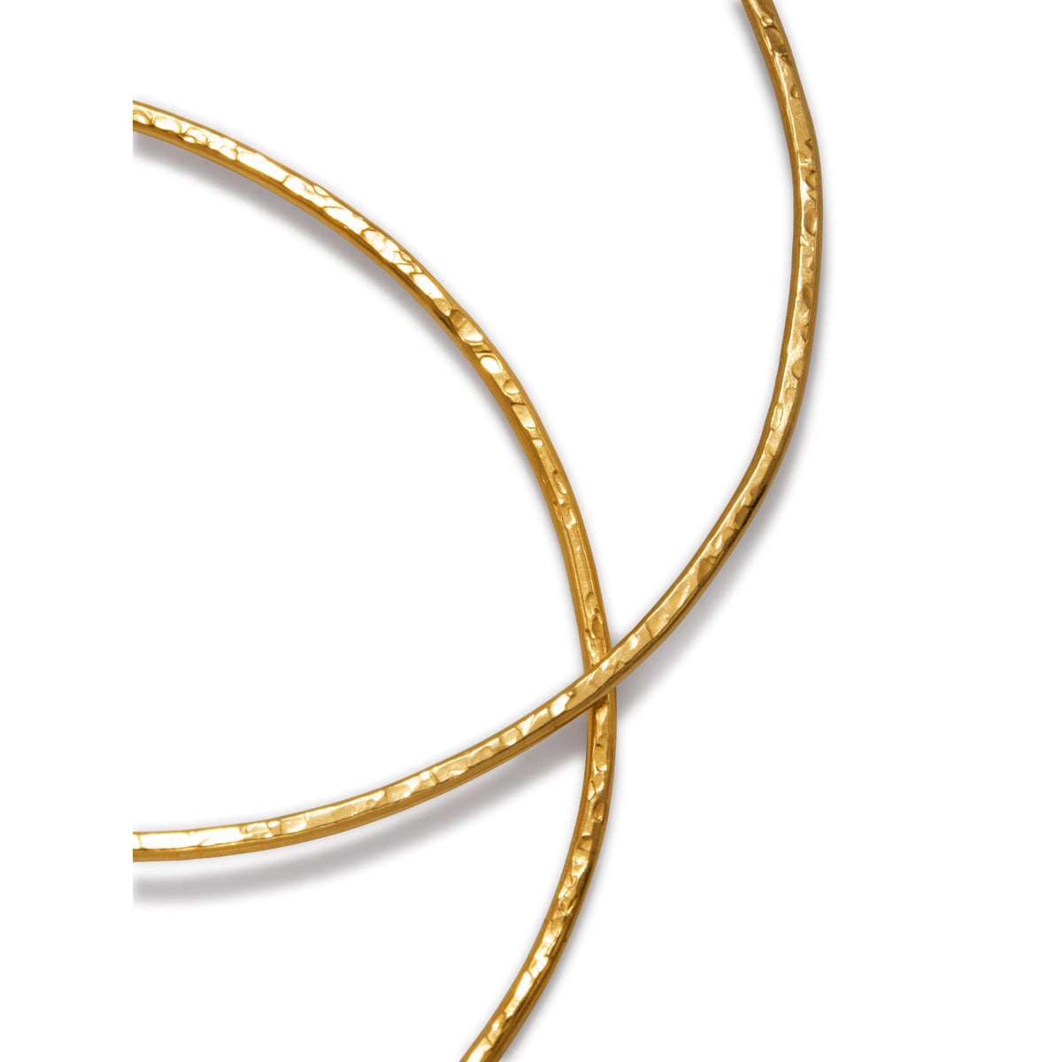 gros plan of two large, thin or Large Hooptastic créole Post boucles d'oreilles par JAREDJAMIN Bijoux en Ligne, overlapping sur un fond blanc. Each 18K or boucle d'oreille features a hammered, texturé surface avec small, irregular indentations.