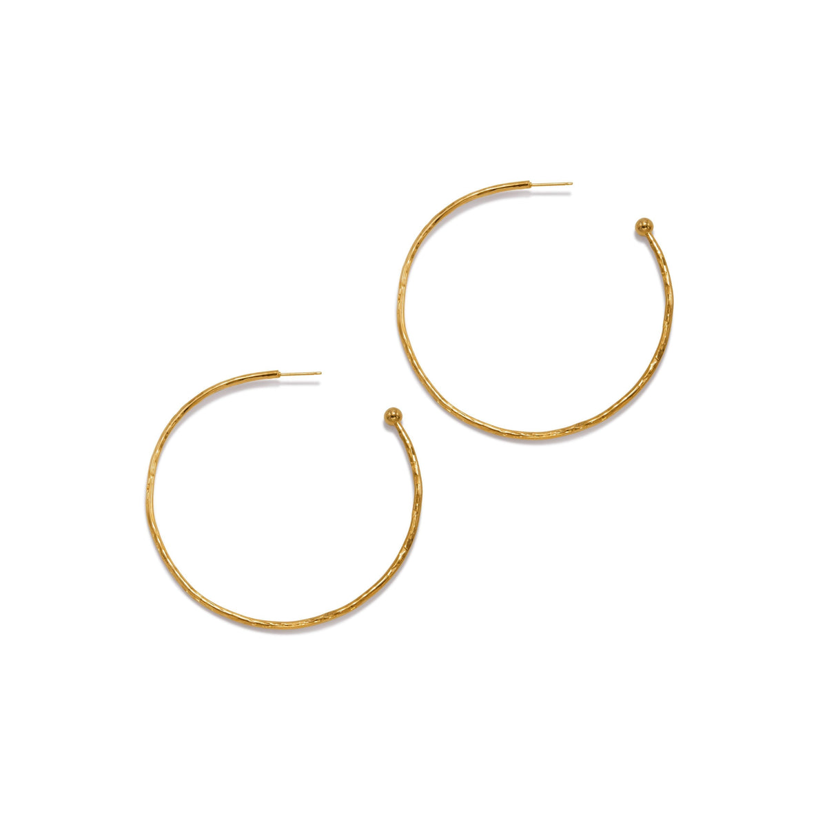 Un pair of medium, thin 18K or Hooptastic Post boucles d'oreilles par JAREDJAMIN Bijoux en Ligne avec a subtle hammered texture et bead accent. Finished avec never-tarnish E-coating for lasting shine. montré sur a plain fond blanc.