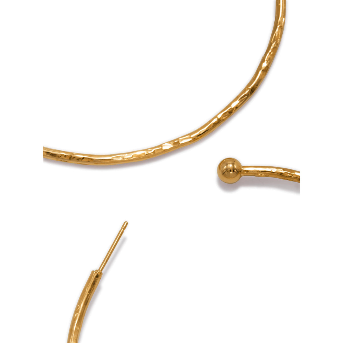 gros plan of texturé 18K or JAREDJAMIN Bijoux en Ligne or Medium Hooptastic Post boucles d'oreilles sur un fond blanc, showcasing a brillant, poli finish avec never-tarnish E-coating.