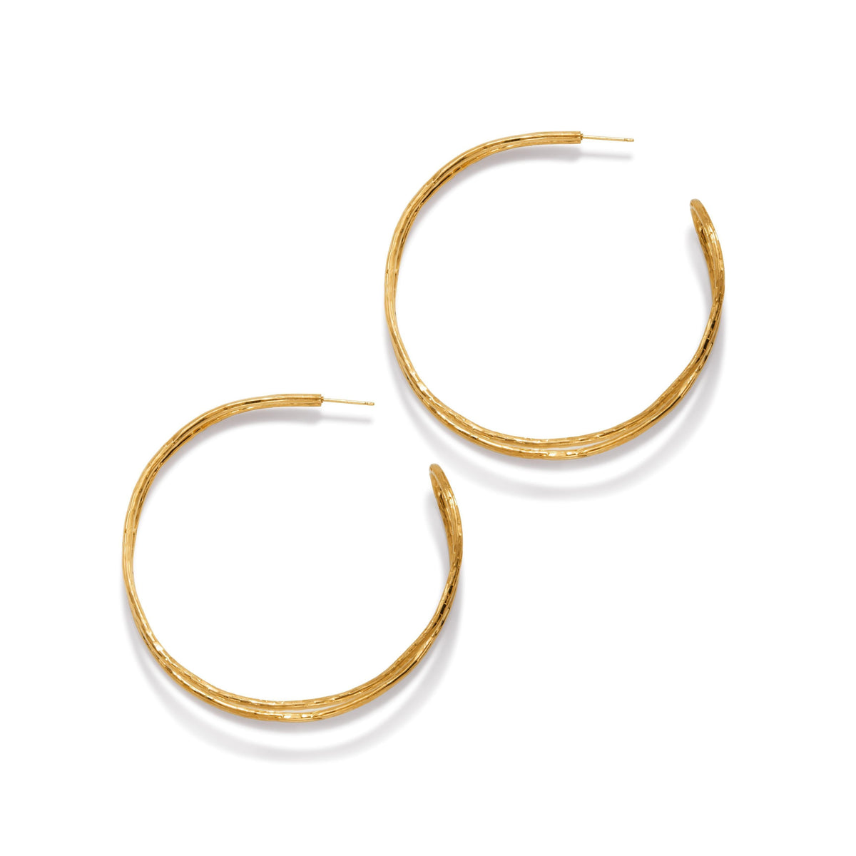 Les or Mimi créole Post boucles d'oreilles par JAREDJAMIN Bijoux en Ligne are large 18K or double-wire créoles avec a texturé hammered finish, shown diagonally sur un fond blanc avec outward-facing open ends et straight posts for fastening.