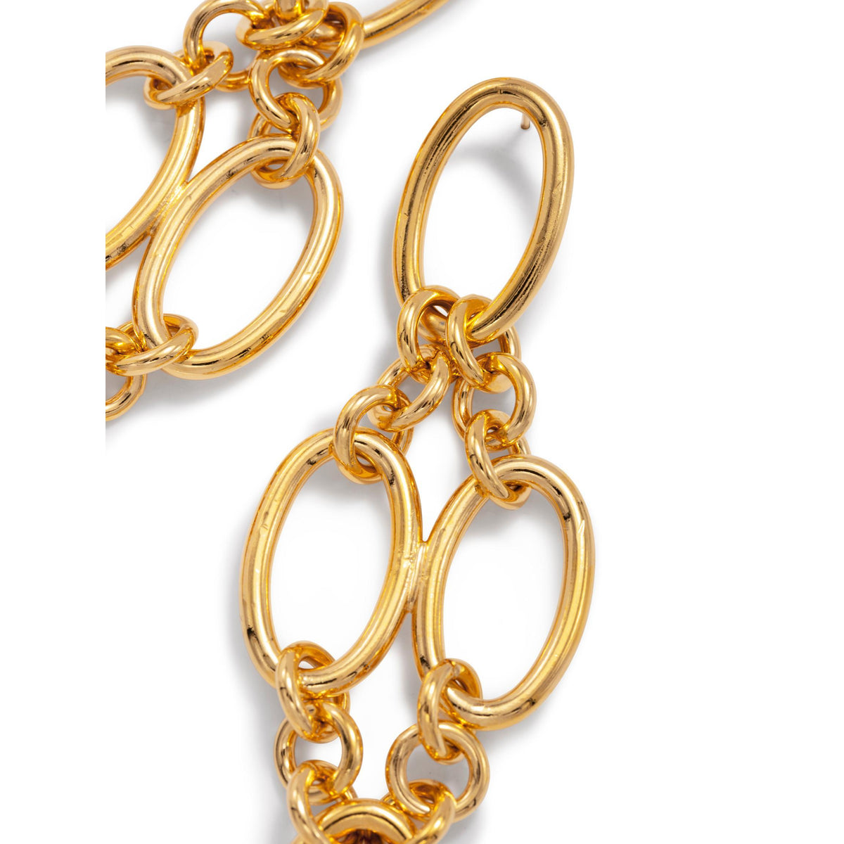 gros plan of or Ophelia pendante Post boucles d'oreilles par JAREDJAMIN Bijoux en Ligne, showcasing large, interlocking oval links in poli 18K plaqué or brass. Les élégant link chaîne design stands out against a plain fond blanc.