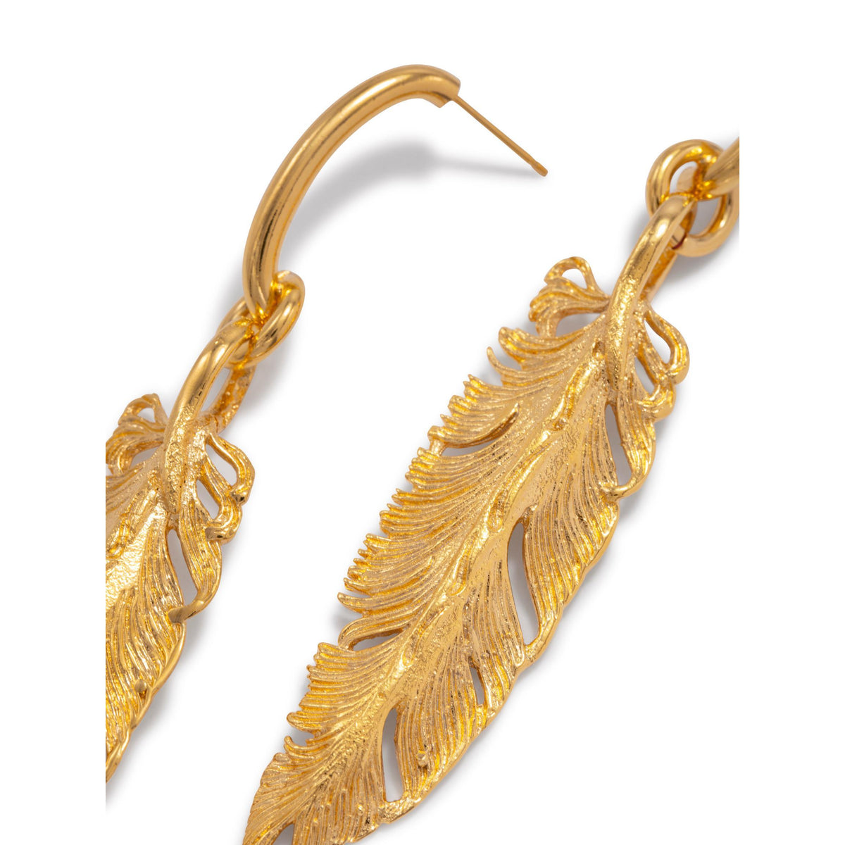 gros plan of JAREDJAMIN Bijoux en Ligne’s or Plume Dangle Post boucles d'oreilles, showcasing texturé, openwork golden feather shapes avec detailed vein patterns et curved hooks, highlighted against a fond blanc.
