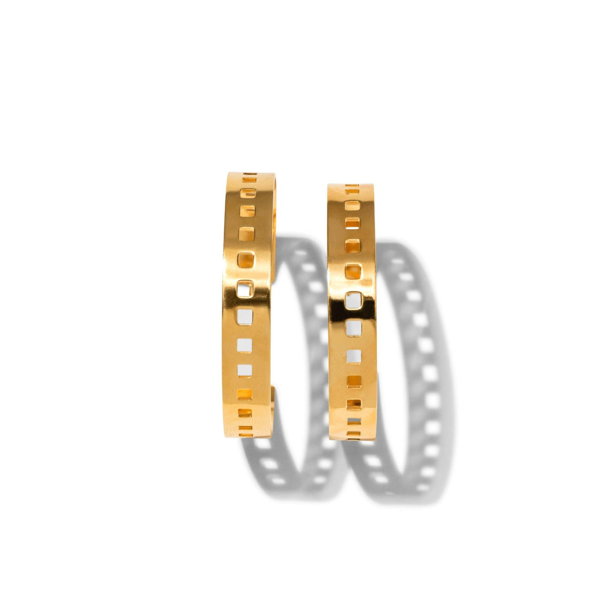Les 'Girls On Film' créole Post boucles d'oreilles par JAREDJAMIN Bijoux en Ligne présentent liquid or avec square et rectangular cut-outs, casting mirrored shadows while standing upright to highlight their smooth, brillant finish.