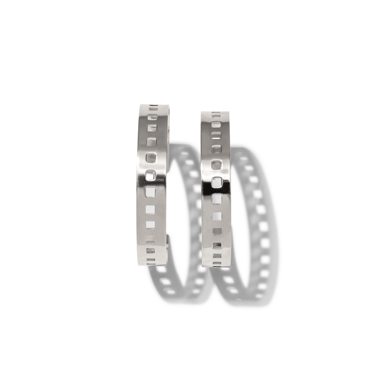 Les 'Girls On Film' créole Post boucles d'oreilles par JAREDJAMIN Bijoux en Ligne présentent a modern grid of square cutouts in poli argent, casting geometric shadows pour un sleek, Hollywood-inspired look.