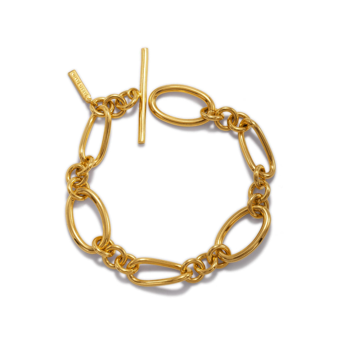 Los oro Ophelia cadena Toggle pulsera de JAREDJAMIN Joyería Online features large, oval 18K bañado en oro links, a toggle clasp con an engraved tag, y a brillante finish that highlights its pulido, elegante design.