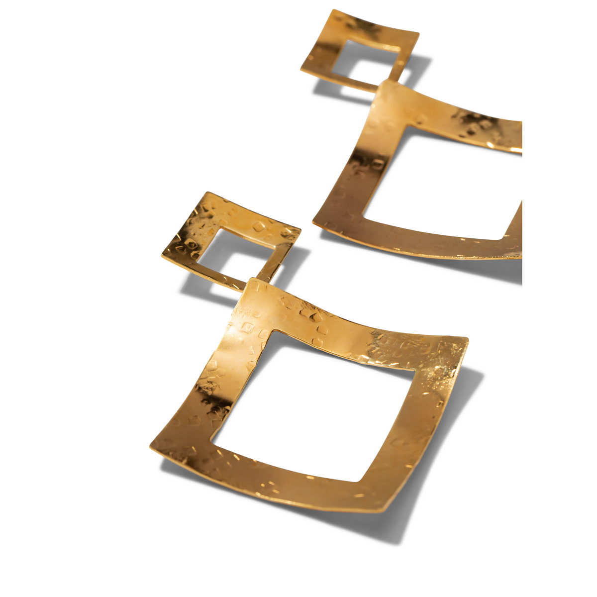 Les or Toscana diamant pendante Post boucles d'oreilles de JAREDJAMIN Bijoux en Ligne présentent geometric, hammered 18K or plating avec a small square linked to a large open square. présenté sur white, their metallic sheen shines avec soft shadows.