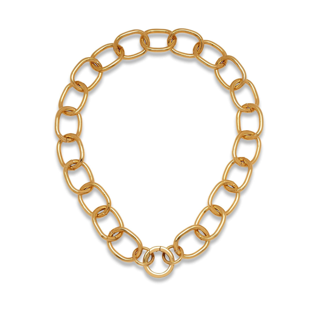 Los oro Billie cadena collar de JAREDJAMIN Joyería Online features large oval interlocking links en un circle, finished in 18K oro plate con a thicker round clicker clasp at the center. exhibido sobre a plain fondo blanco.