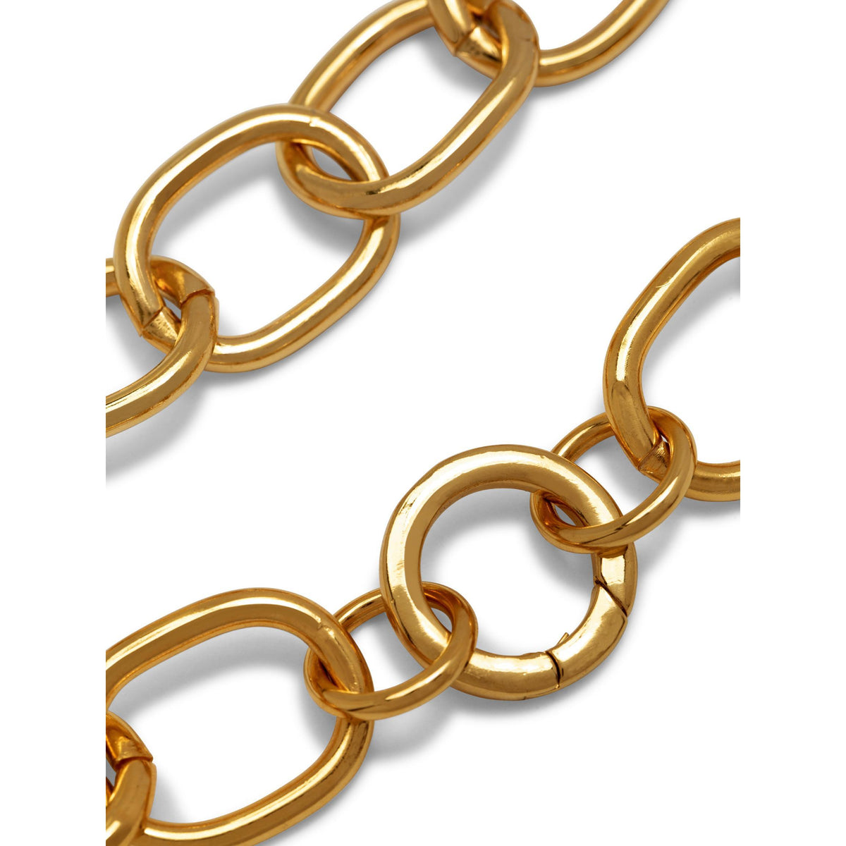 primer plano of the oro Billie cadena collar de JAREDJAMIN Joyería Online, con large oval y round interlocking 18K bañado en oro links con a brillante, pulido finish against a plain fondo blanco.