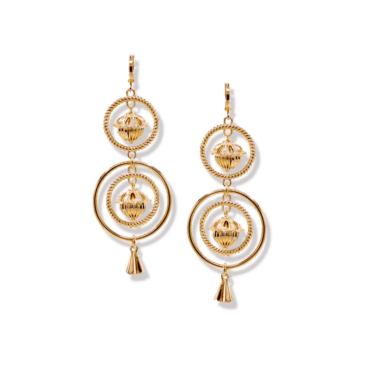 JAREDJAMIN Bijoux en Ligne's or Bollywood Dangle Leverback boucles d'oreilles présentent two texturé concentric circles avec ribbed dome breloques et a or cone-shaped pendentif, all in 18K or plating et a poli finish.