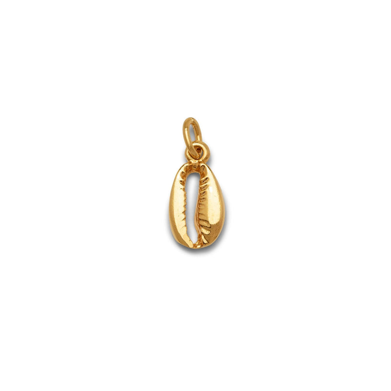 Los oro Cowrie collar colgante dije sm de JAREDJAMIN Joyería Online features an 18K oro plated, pulido cowrie shell con detailed ridges y a top loop for chains, shown against a plain fondo blanco.