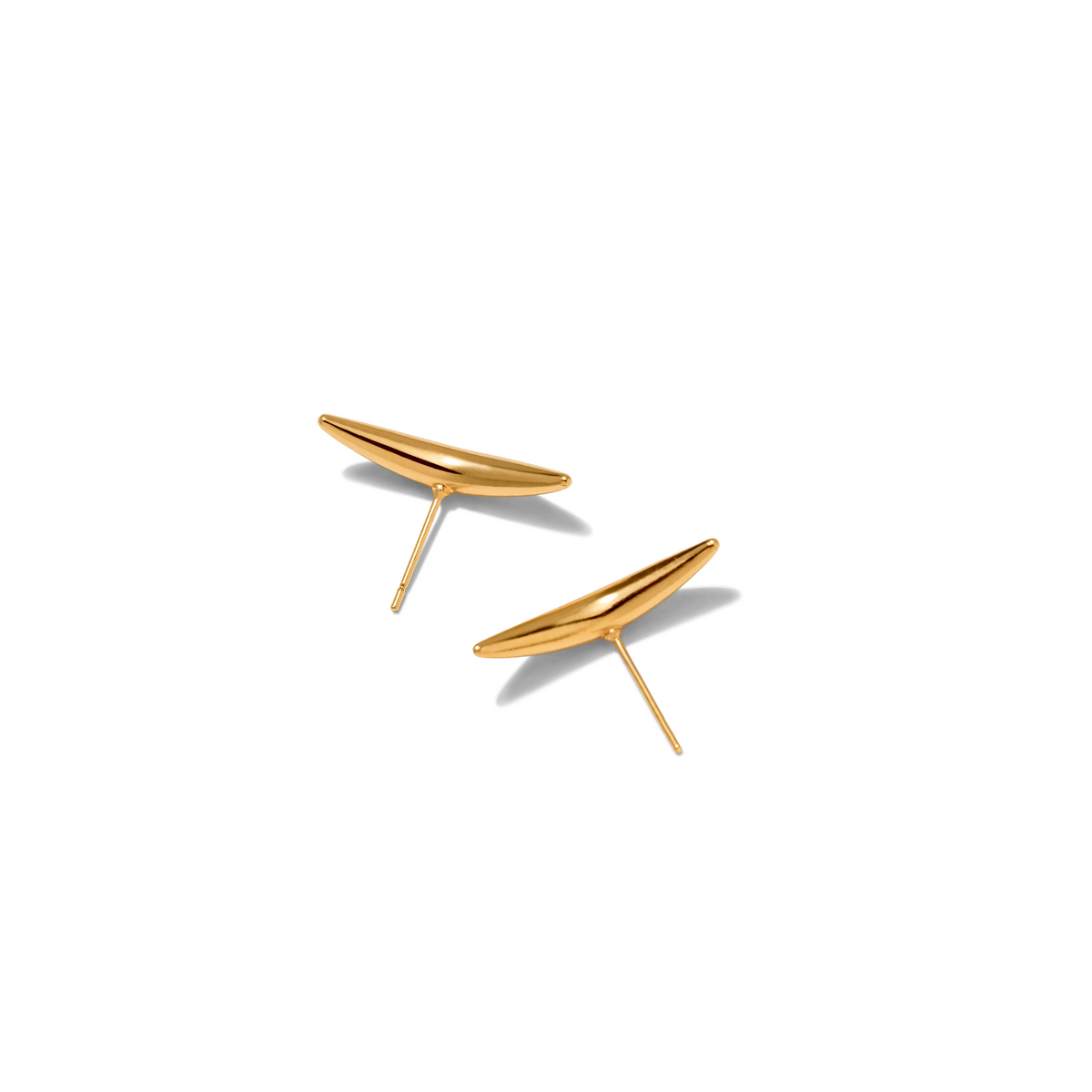Un pair of oro Crescent pendiente de botón Post pendientes de JAREDJAMIN Joyería Online are exhibido sobre a fondo blanco, con an elongated, curved design con posts extending downward y casting soft shadows.